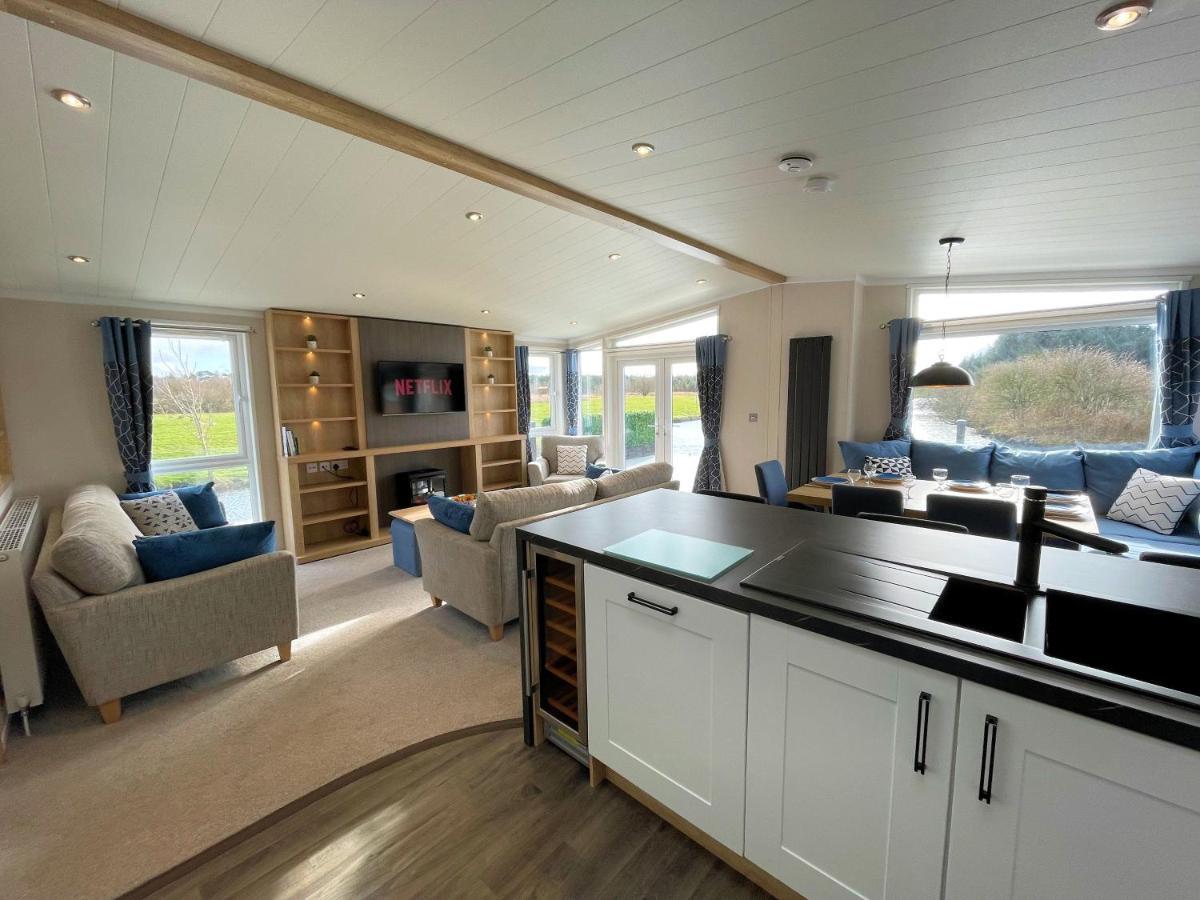 Luxury Lakeside Lodge With Htub Beautiful Views アナン エクステリア 写真