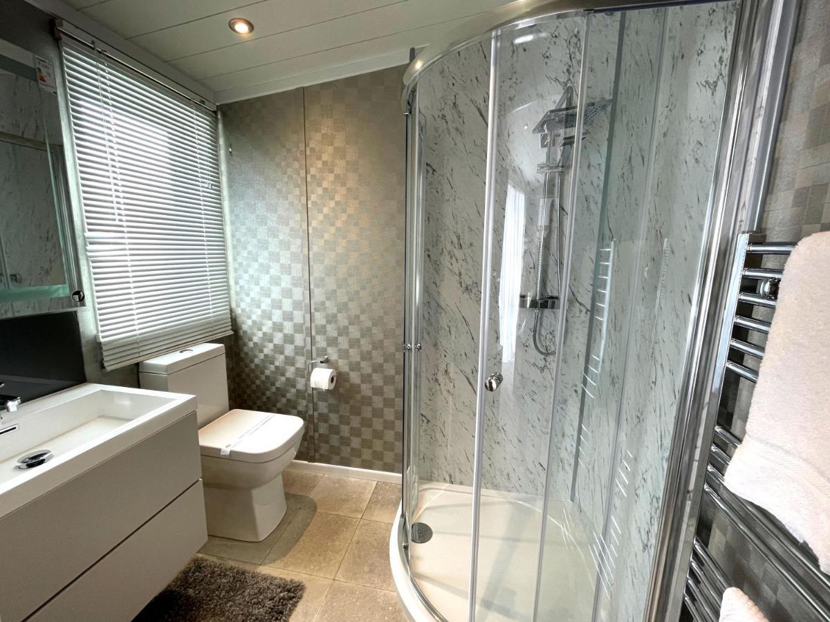 Luxury Lakeside Lodge With Htub Beautiful Views アナン エクステリア 写真